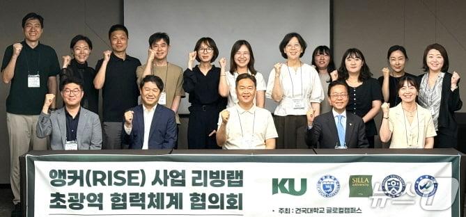 본문 이미지 - 우석대 전주캠퍼스 RISE사업단이 최근 건국대 글로컬캠퍼스, 세명대학교, 신라대학교, 연세대학교 미래캠퍼스와 ‘RISE사업 리빙랩 초광역 협력체계 구축을 위한 업무협약’을 체결했다.(우석대 제공, 재판매 및 DB 금지)/뉴스1