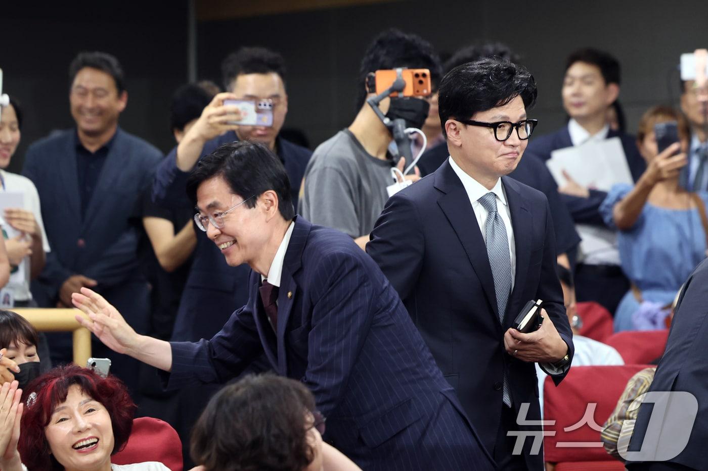 본문 이미지 - 조경태 국민의힘 의원과 한동훈 무소속 의원이 지난 11일 오후 서울 여의도 국회 의원회관에서 열린 '2차 공공기관 이전, 왜 부산이 답인가' 토론회에 참석하고 있다. 이날 토론회는 국민의힘 부산시당이 주최했다. 2026.8.11 ⓒ 뉴스1 황기선 기자