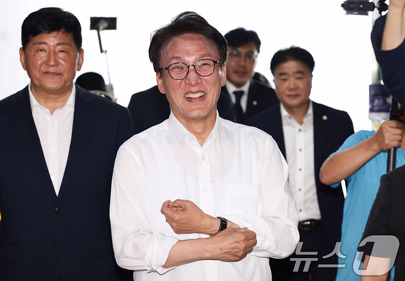 본문 이미지 - 김민석 당시 더불어민주당 당대표 후보(현 민주당 대표)가 서울 송파구 가락시장으로 들어가고 있다. 2026.8.11 ⓒ 뉴스1 최지환 기자