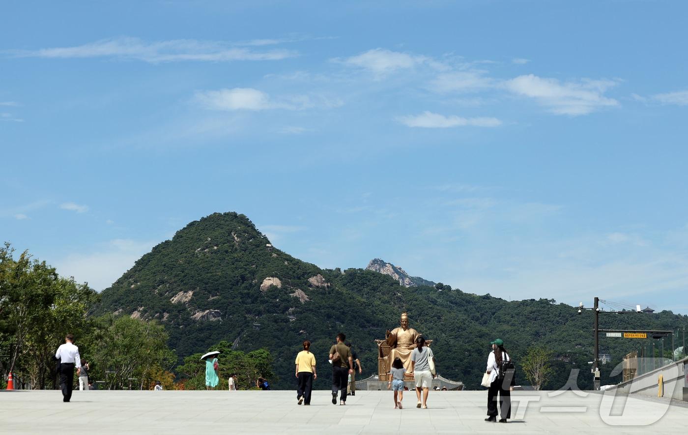 본문 이미지 - 서울 종로구 광화문광장에서 시민들이 발걸음을 옮기고 있다. 2026.8.11 ⓒ 뉴스1 김진환 기자