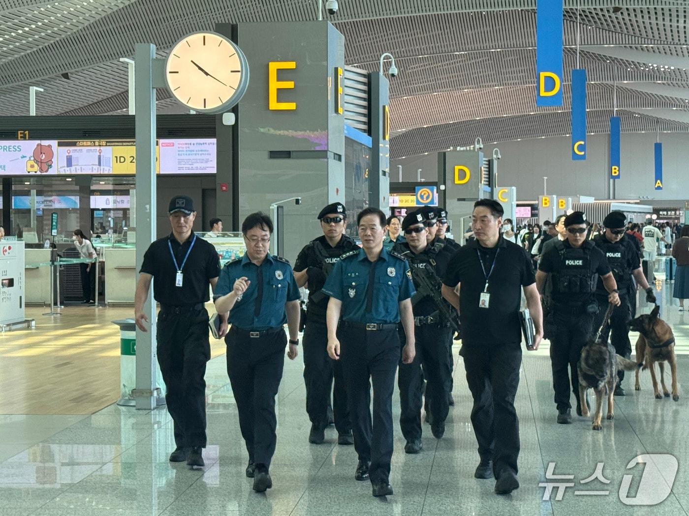 본문 이미지 - 인천국제공항 현장 점검(인천경찰청 제공/뉴스1)