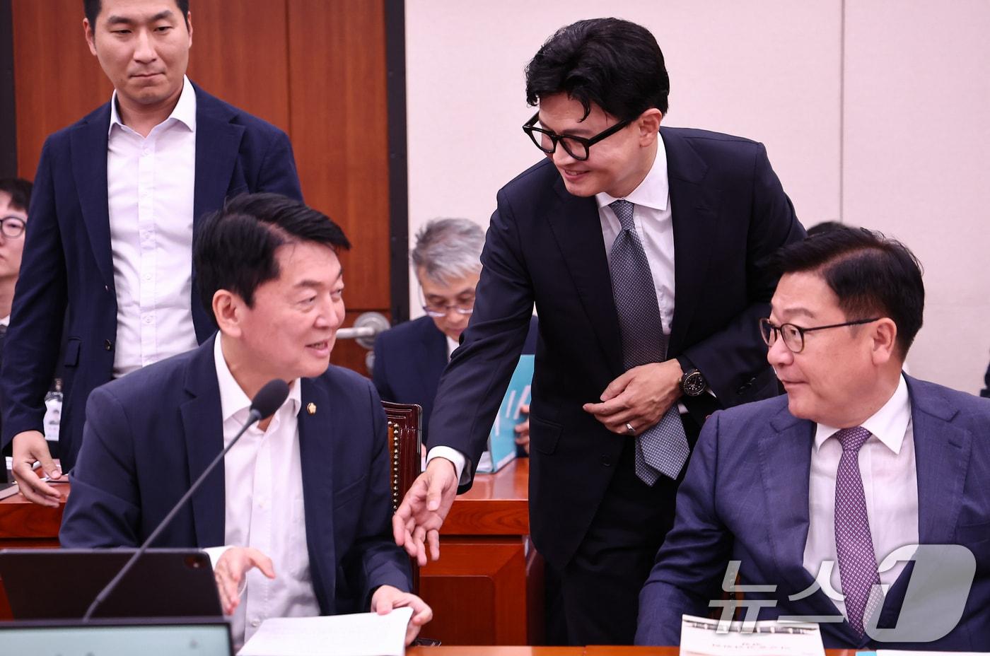 본문 이미지 - 무소속 한동훈 의원과 안철수 국민의힘 의원이 11일 서울 여의도 국회에서 열린 외교통일위원회 전체회의에서 인사를 나누고 있다. 2026.8.11 ⓒ 뉴스1 김도우 기자