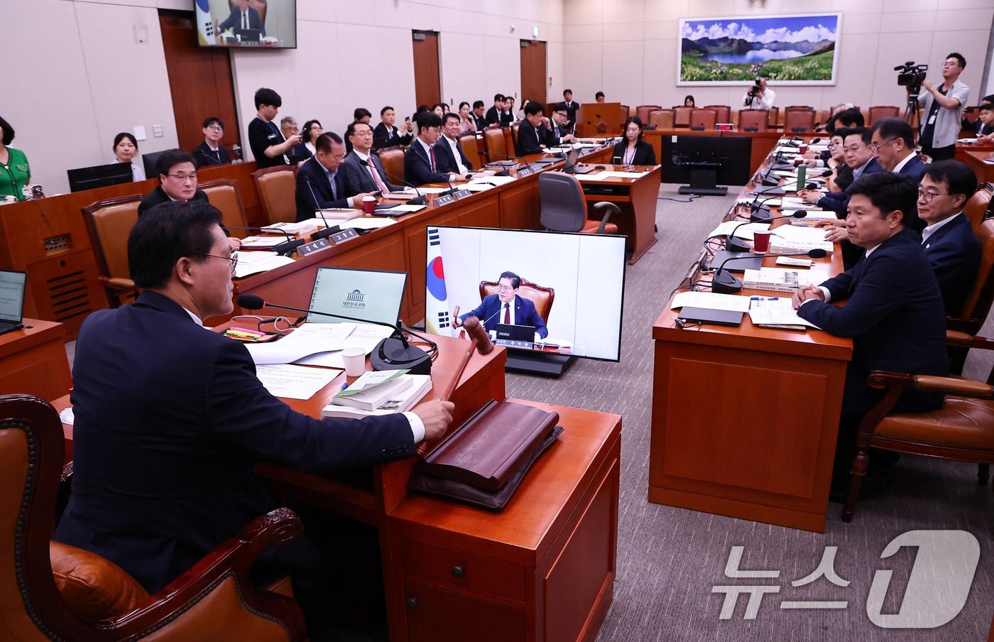 본문 이미지 - 송석준 국회 외교통일위원회 위원장이 11일 서울 여의도 국회에서 열린 외교통일위원회 전체회의를 주재하고 있다. 2026.8.11 ⓒ 뉴스1 김도우 기자