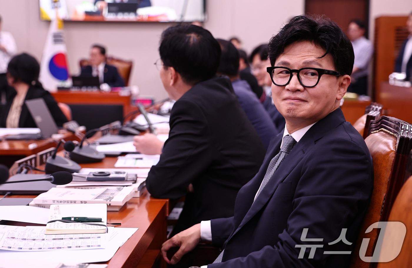 본문 이미지 - 한동훈 무소속 의원과이 11일 서울 여의도 국회에서 열린 외교통일위원회 전체회의에 참석해 있다. 2026.8.11 ⓒ 뉴스1 김도우 기자