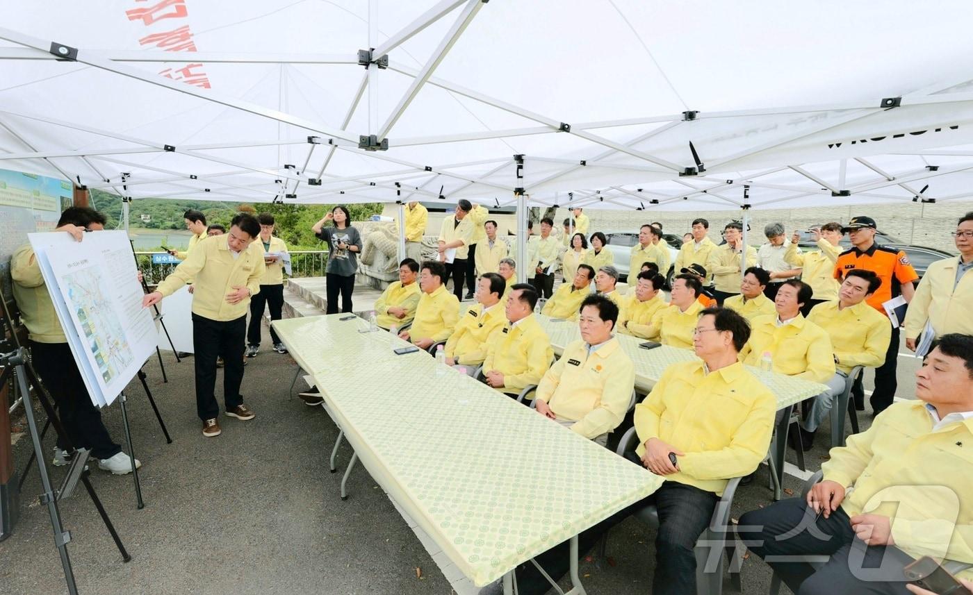 본문 이미지 - 경북도의회는 12일 의장단과 상임위원장, 경주지역 도의원들이 경주 덕동댐을 찾아 폭염·가뭄 피해와 용수 공급 상황을 점검했다./뉴스1 