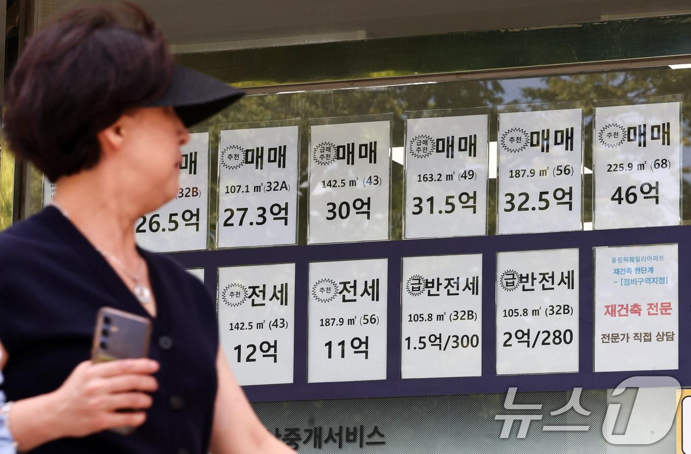 본문 이미지 - 11일 서울부동산정보광장에 따르면 지난 6월 서울 아파트 월세 계약은 9954건으로 전세 계약(8114건)보다 37.8% 급감했다. 8·3 세제 개편안 발표 이후 세금 부담에 집주인의 실거주 가능성이 커지면서 연초부터 가팔라진 전세 감소 현상이 심화될 것이라는 우려가 나온다. 사진은 이날 서울 송파구 한 부동산 중개업소의 모습. 2026.8.11 ⓒ 뉴스1 최지환 기자