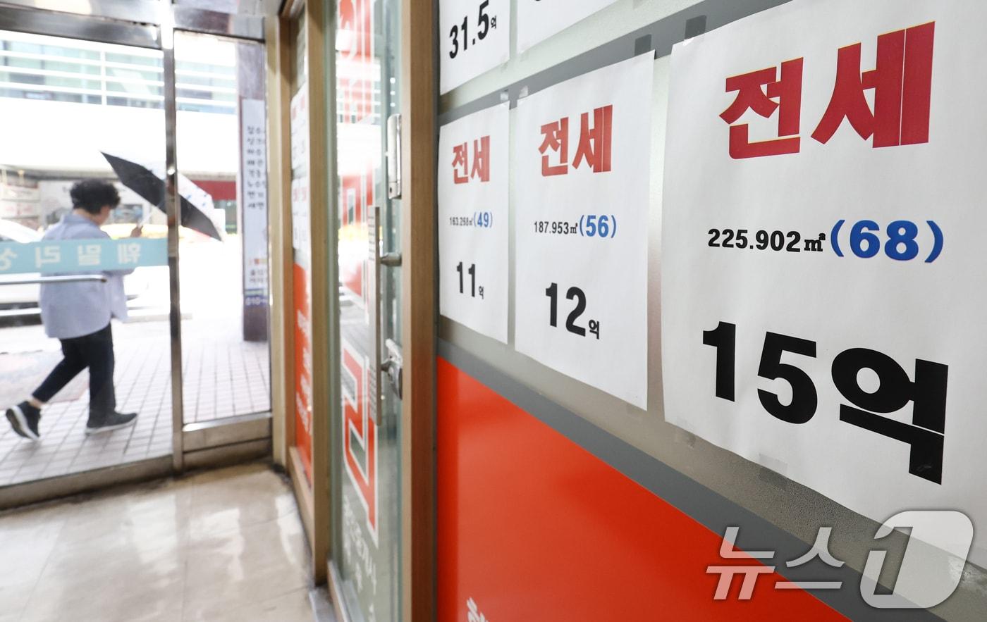 본문 이미지 - 서울 송파구 한 부동산 중개업소(자료사진) ⓒ 뉴스1 최지환 기자