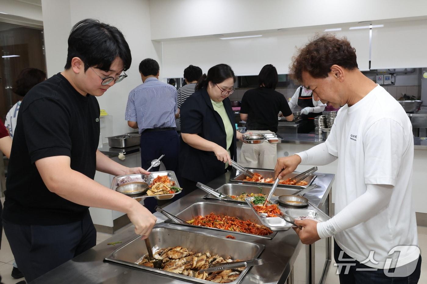 본문 이미지 - 전북 무주군청 공무원들이 흉기 피해를 입은 무주반딧불시장 상인의 가게에서 생선을 구입해 구내식당 식탁에 올렸다.(무주군 제공. 재판매 및 DB 금지)