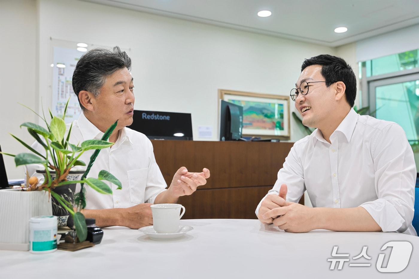 본문 이미지 -  왼쪽부터 박찬구 서울시 정무부시장, 이동석 충주시장.(충주시 제공. 재판매 및 DB금지)
