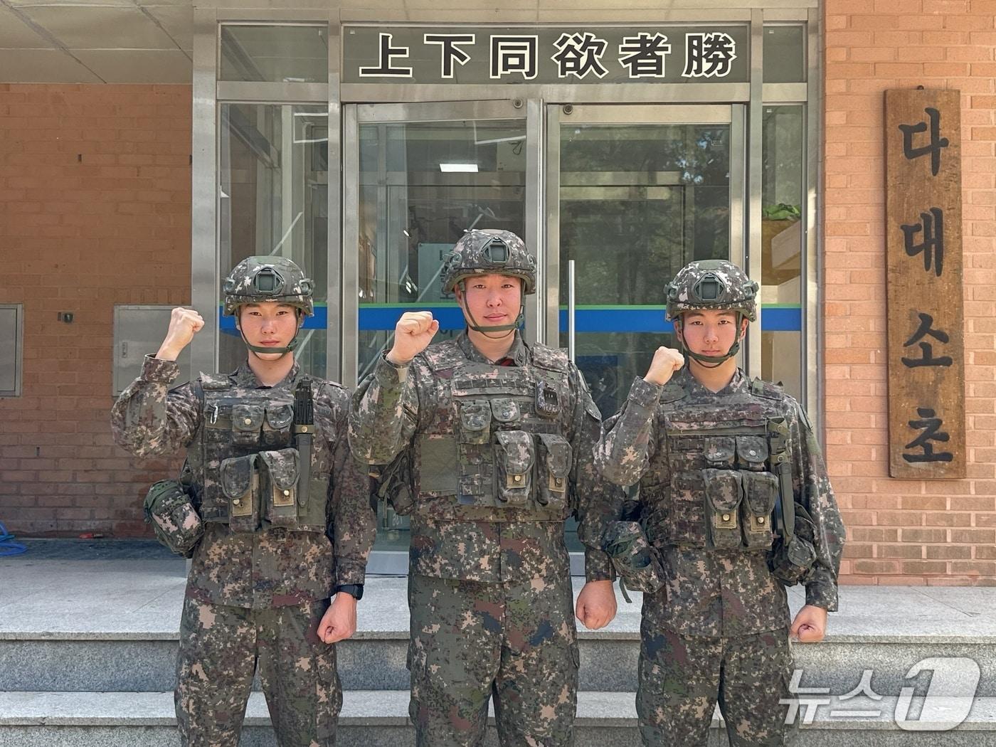 본문 이미지 - 53사단 부산여단 17해안소속 백승진 상병과 김도현 상사, 정지호 일병이 기념사진을 촬영하고 있다. (육군 53사단 제공. 재판매 및 DB 금지)