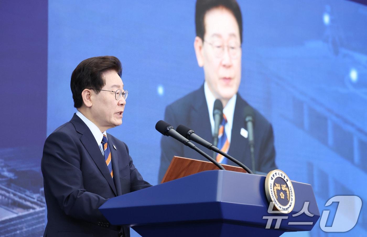 본문 이미지 - 이재명 대통령이 11일 충북 음성군 국립소방병원에서 열린 개원식에서 기념사를 하고 있다. 2026.8.11 ⓒ 뉴스1 이재명 기자