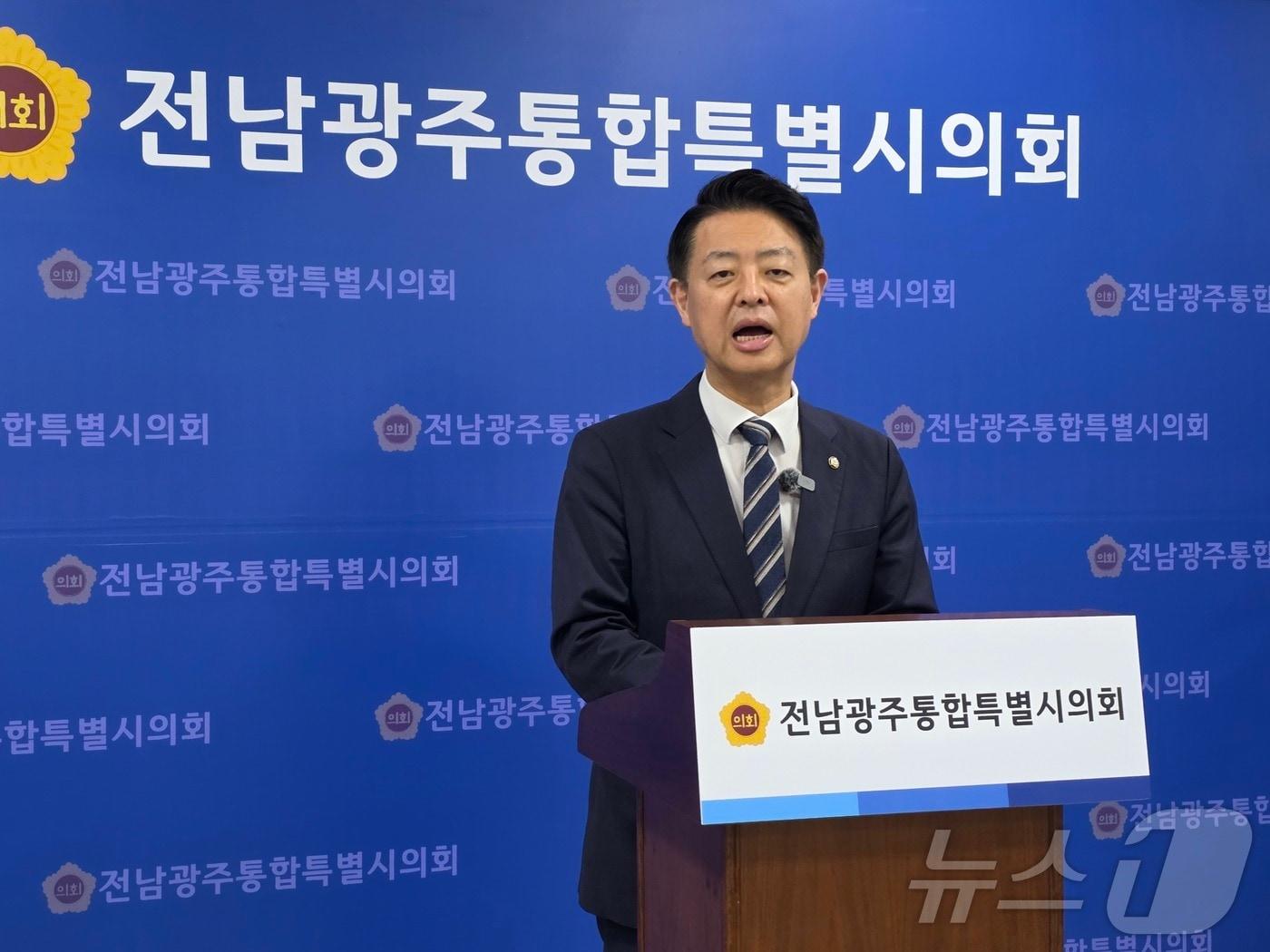 본문 이미지 - 김영호 더불어민주당 최고위원 후보가 11일 전남광주통합특별시의회 브리핑룸에서 기자회견을 하고 있다. ⓒ 뉴스1 서충섭 기자