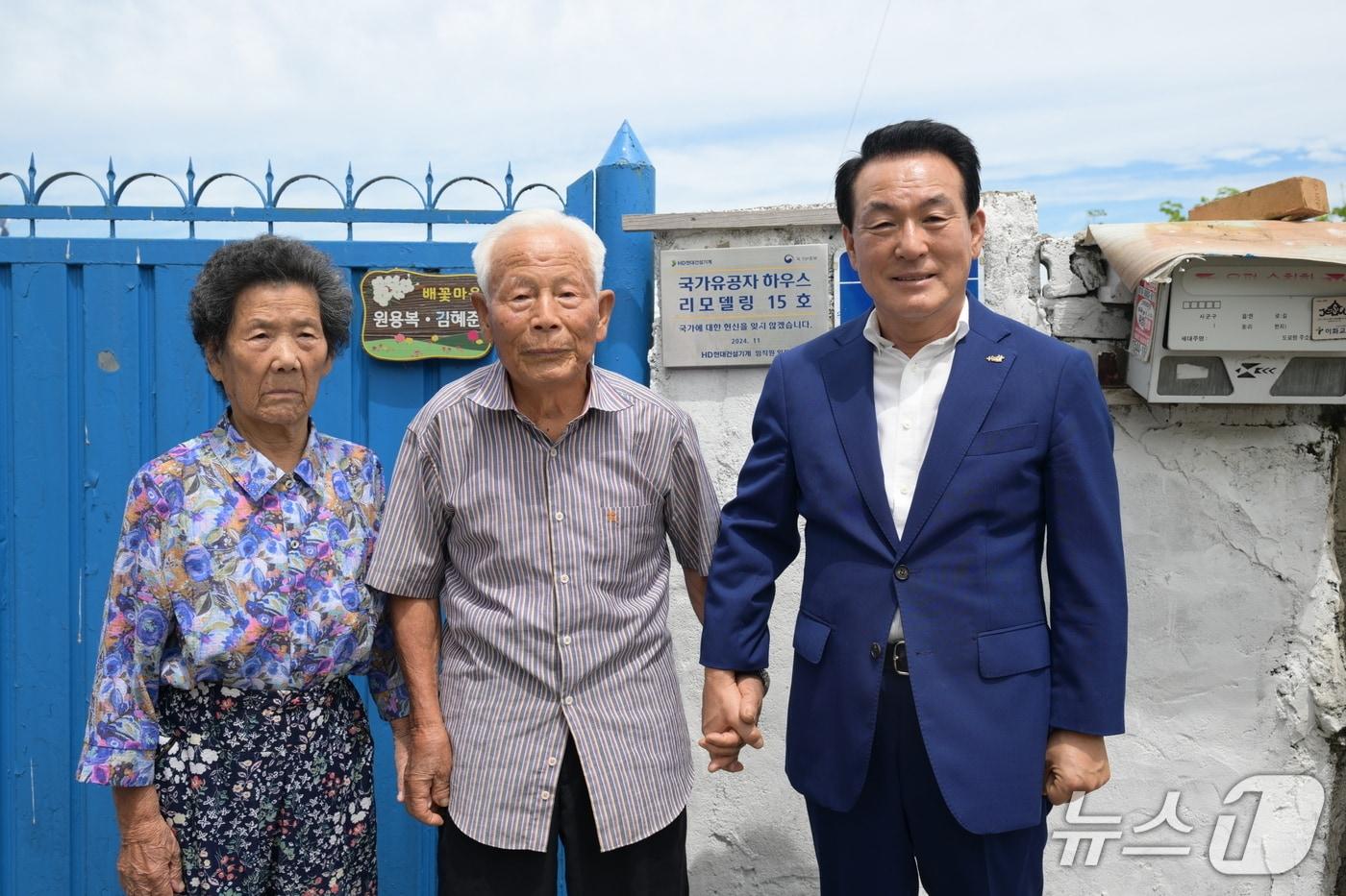 본문 이미지 - 백성현 논산시장이 독립유공자 유가족을 찾아 감사의 마음을 전했다.(논산시 제공. 재판매 및 DB금지)/뉴스1