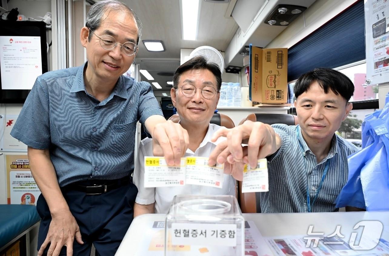 본문 이미지 - 김제선 중구청장(가운데)이 사랑의 헌혈 행사에 동참 후 기념촬영을 하고 있다. (중구청 제공. 재판매 및 DB금지) 2026.8.11/뉴스1