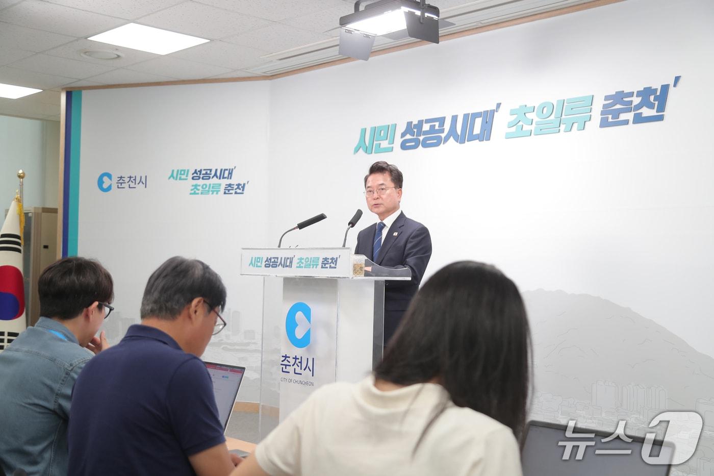 본문 이미지 -  육동한 춘천시장이 11일 시청 브리핑룸에서 기자회견을 갖고 교육부의 '교육혁신선도지역' 지정에 도전 계획을 발표하고 있다.(춘천시 제공, 재판매 및 DB금지)