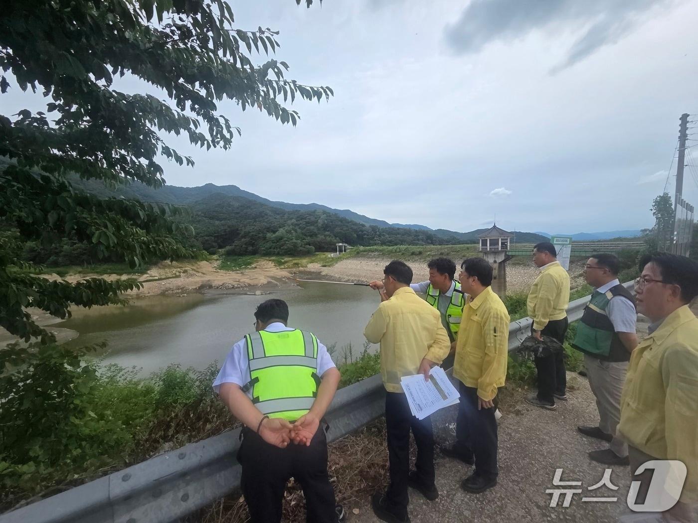 본문 이미지 - 지난 10일 전북도와 남원시, 한국농어촌공사 관계자들이 남원 지역 한 저수지에서 농업용수 공급 상황 및 가뭄 대응 현장 점검을 진행하고 있다.(전북도 제공. 재판매 및 DB금지)/뉴스1
