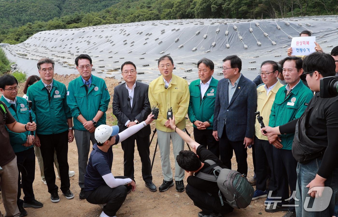 본문 이미지 - 김상욱 울산시장이 11일 울주군 두서면 내와리 일원 농지에 불법 매립된 산업폐기물 현장을 점검한 뒤 향후 계획을 밝히고 있다. (울산시 제공. 재판매 및 DB 금지) /뉴스1 