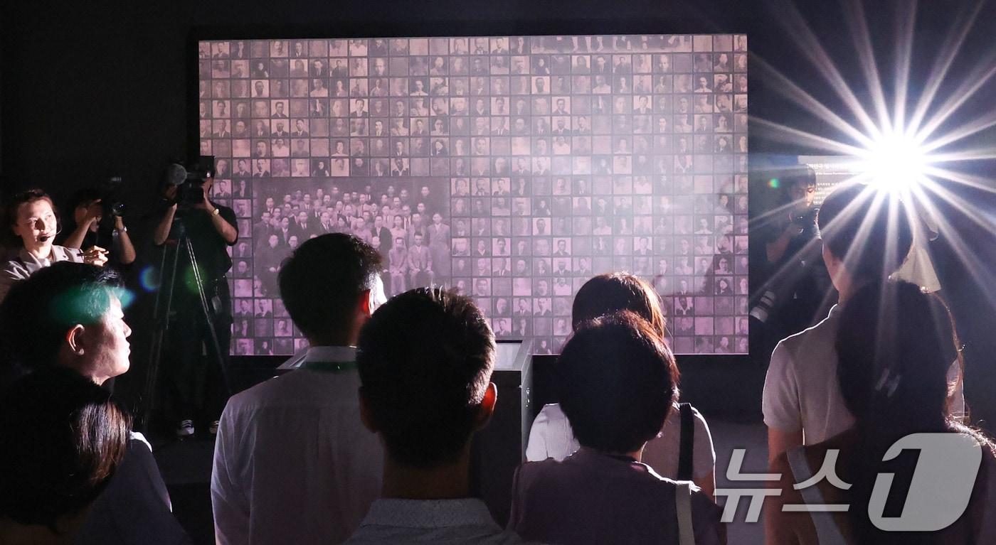 본문 이미지 - 허위·최재형 선생 등 국외 거주 독립유공자의 후손들이 지난달 11일 오후 서울 서대문구 국립대한민국임시정부기념관을 찾아 전시를 관람하고 있다. 2026.8.11 ⓒ 뉴스1 이종수 기자