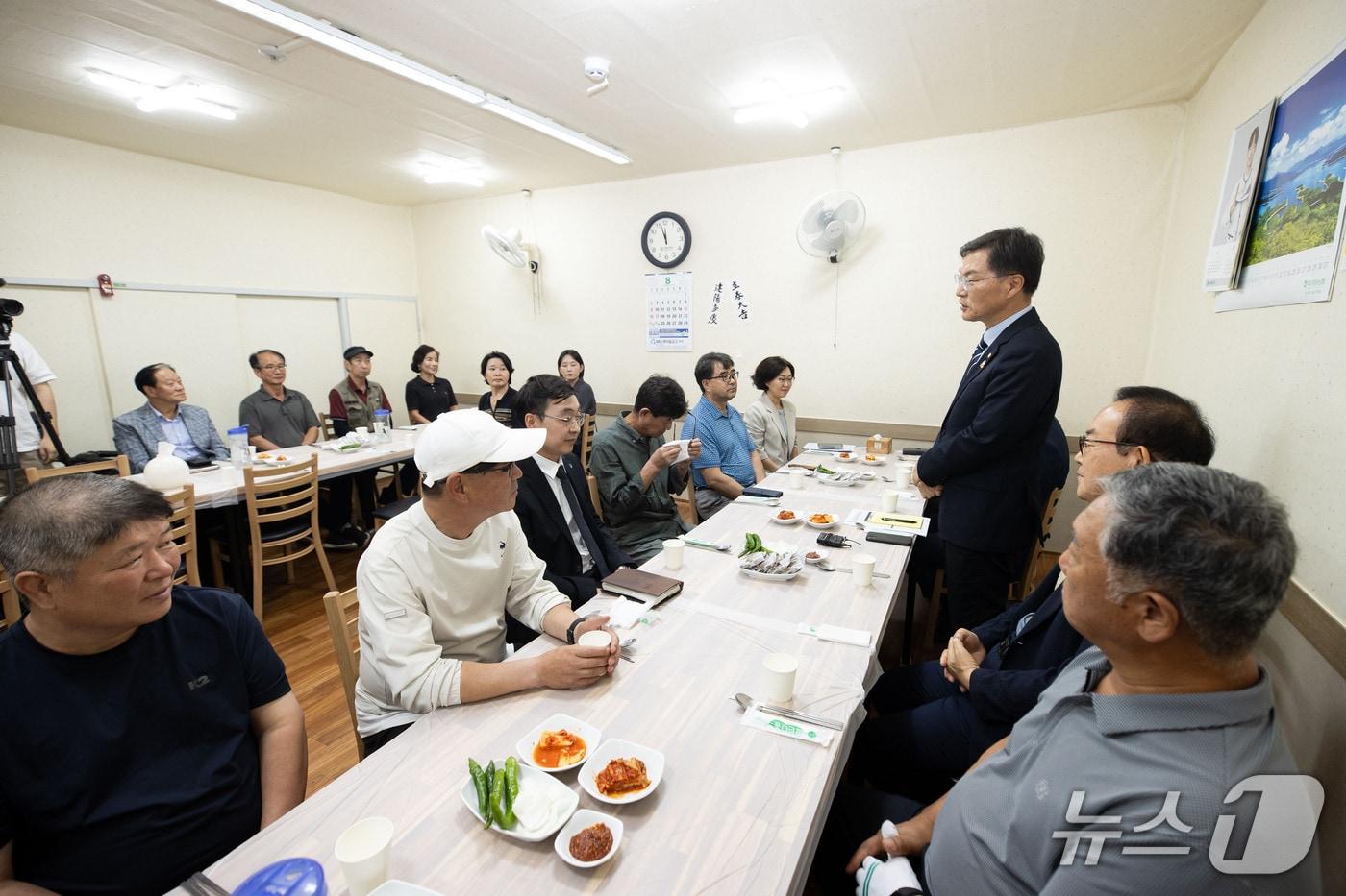 본문 이미지 - 전통시장 상인회장단 오찬 간담회 중인 김중남 강원 강릉시장.(강릉시 제공, 재판매 및 DB 금지) 2026.8.11/뉴스1