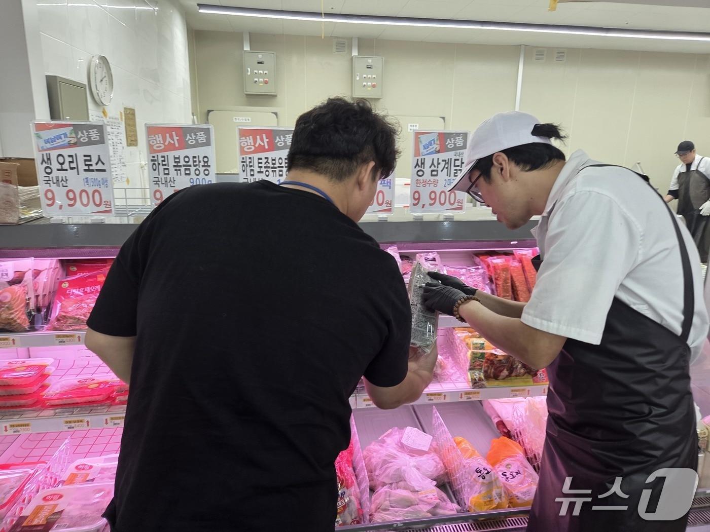 본문 이미지 - 국립농산물품질관리원 강원지원, 축산물 등 원산지 표시 집중 단속 현장.(농관원 강원지원 제공, 재판매 및 DB금지)