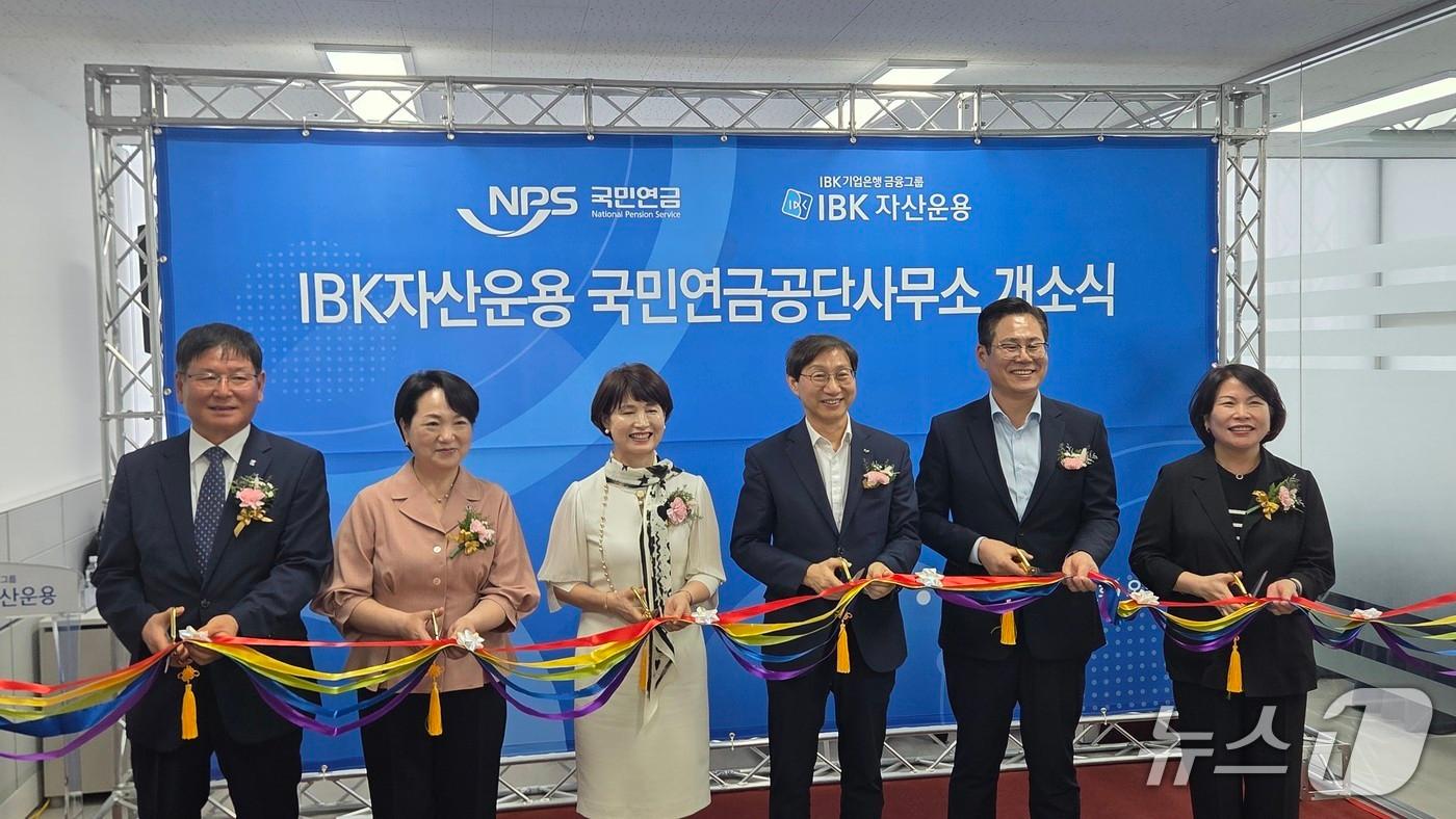 본문 이미지 - 11일 전북혁신도시에서 IBK자산운용 국민연금공단사무소 개소식이 개최된 가운데 행사 참석자들이기념 촬영을 하고 있다.(전북도 제공. 재판매 및 DB금지)/뉴스1