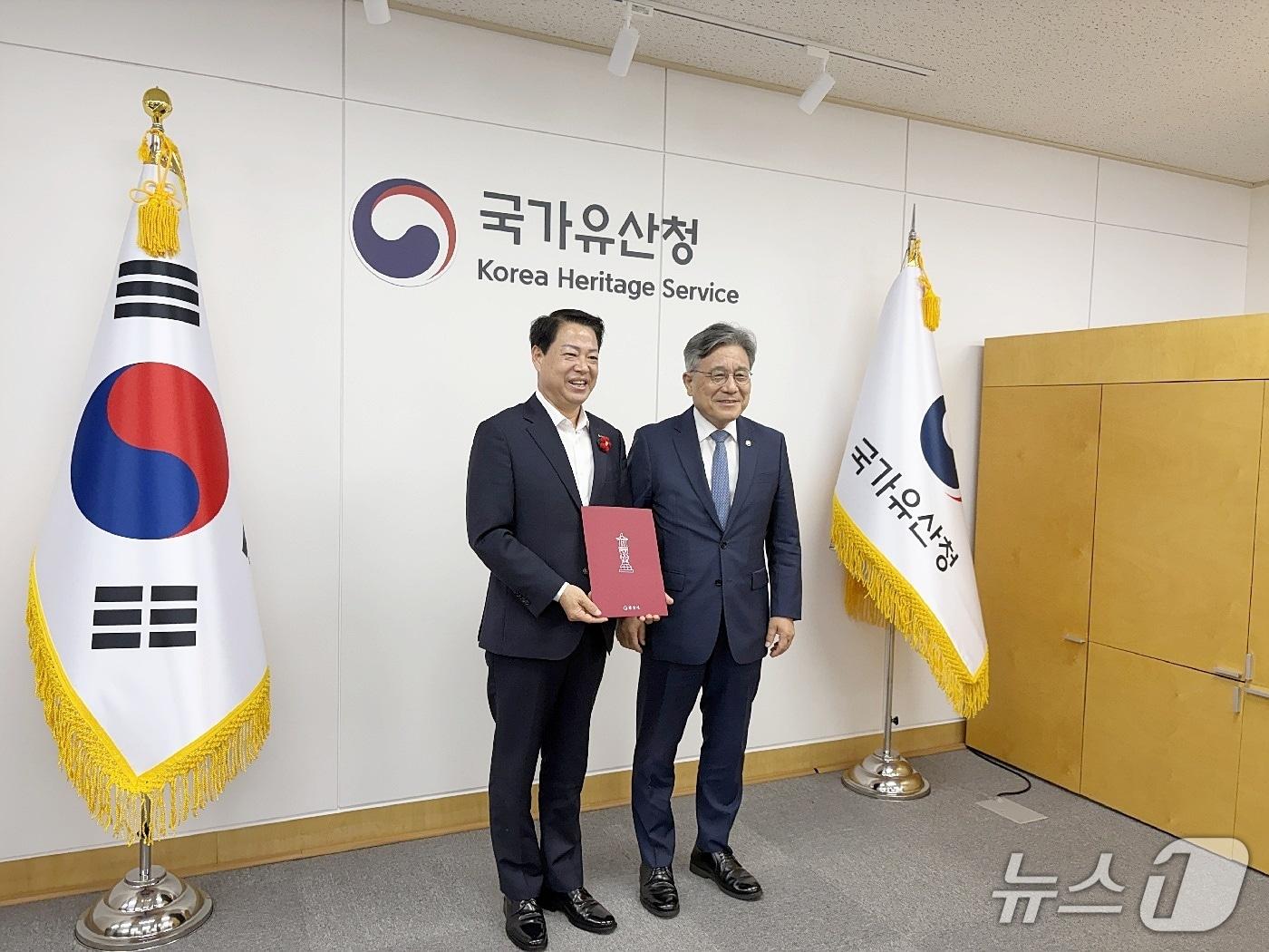 본문 이미지 - 박성현 광양시장이 국가유산청을 방문해  국보 '광양 중흥산성 쌍사자 석등'의 원위치 환원 등 주요 문화유산 현안 사업에 대한 지원을 건의하고 허민 청장과 기념사진을 촬영했다(광양시 제공)  