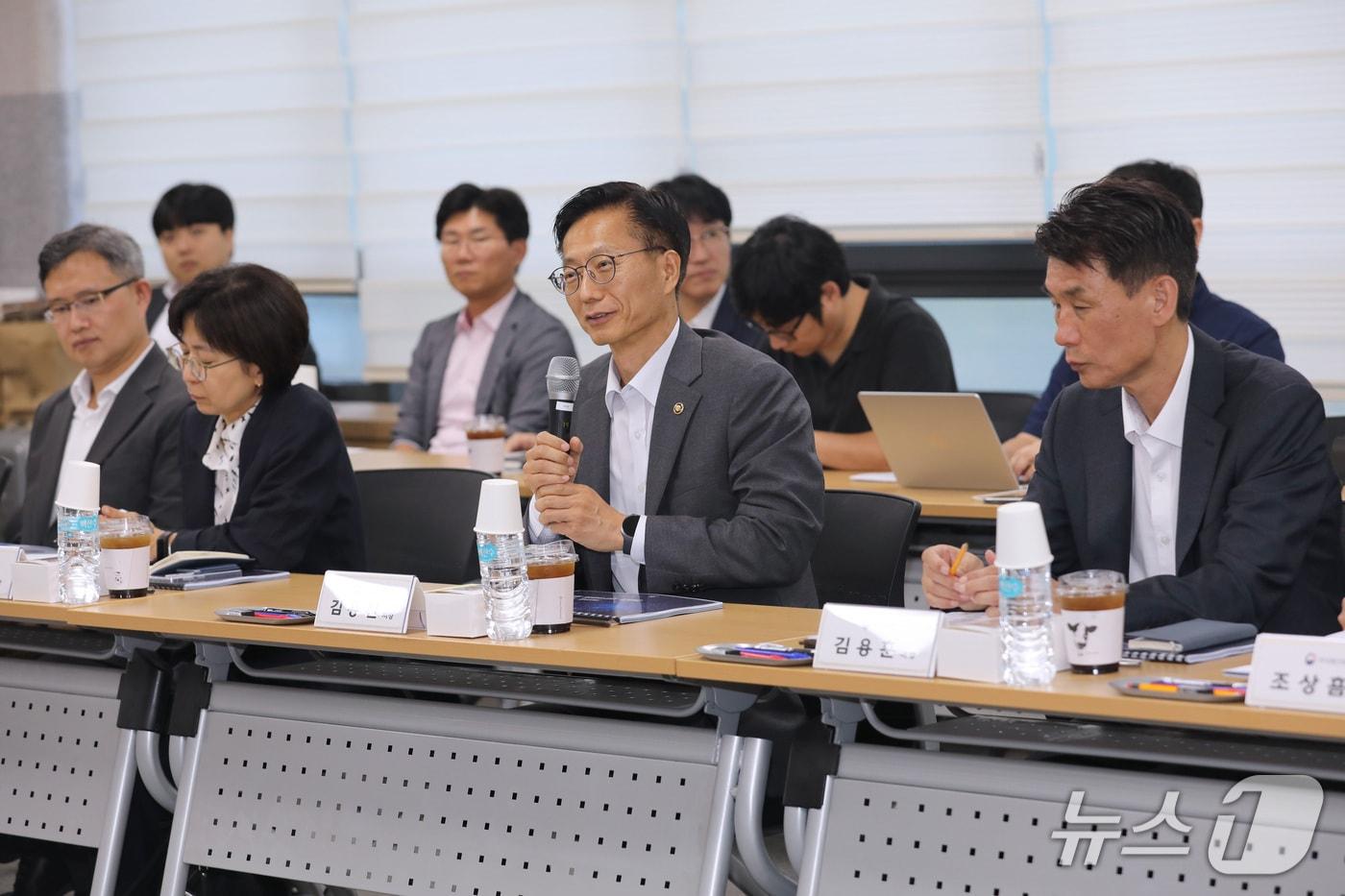 본문 이미지 - 김용선 지식재산처장(앞줄 왼쪽에서 3번째)이 ‘기술유출·탈취 대응 전문가 자문위원회 출범식’에서 인사말을 하고 있다.(지식재산처 제공. 재판매 및 DB금지)/뉴스1