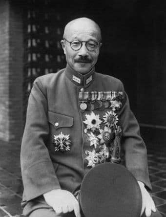 본문 이미지 - 군복·훈장 차림 도조 히데키 정면 사진 (Wikimedia Commons / Public Domain)