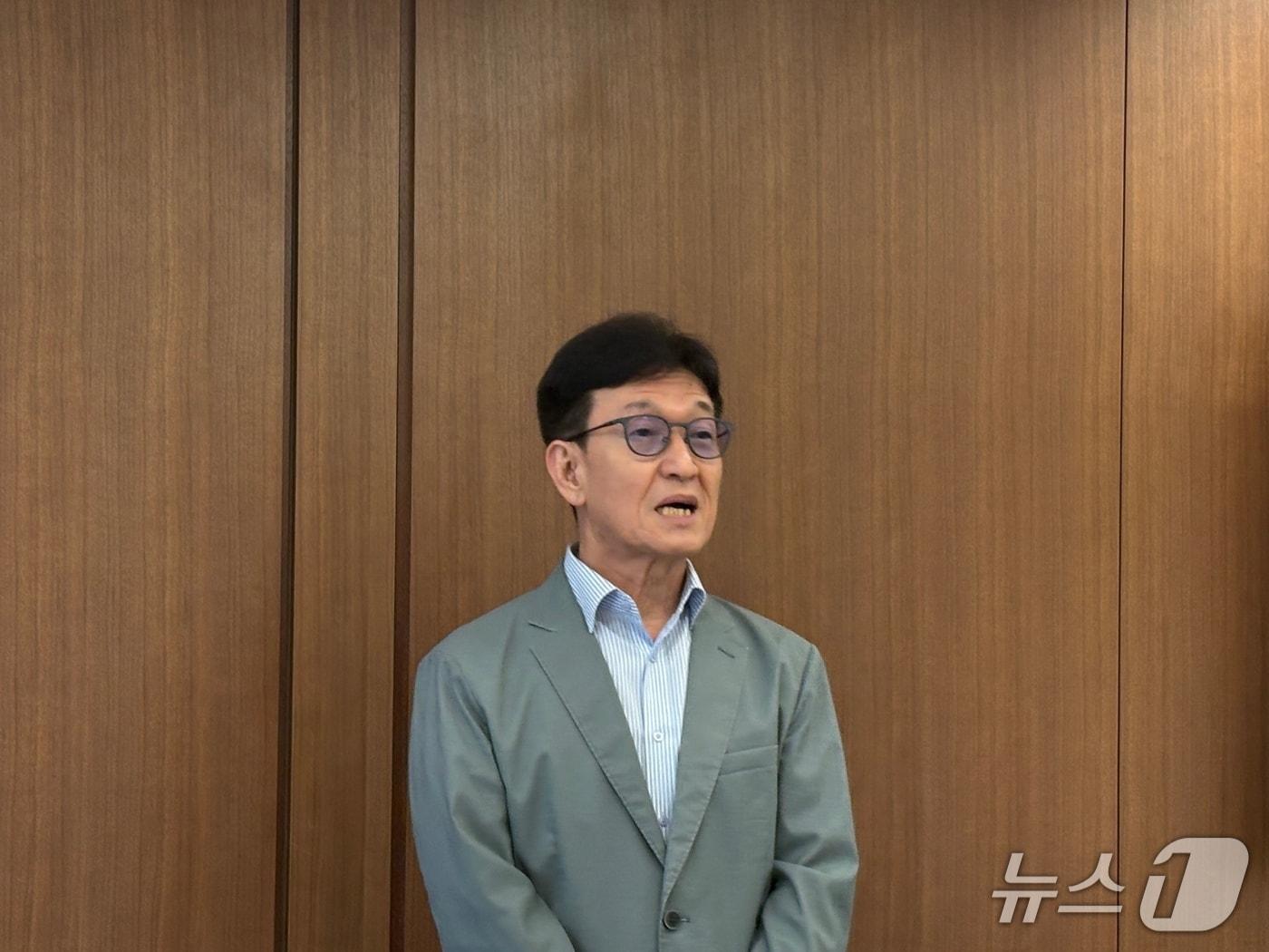 본문 이미지 - 홍우선 이지케어텍(099750) 대표는 11일 오후 하나증권빌딩에서 열린 IR기자간담회에서 말하고 있다.