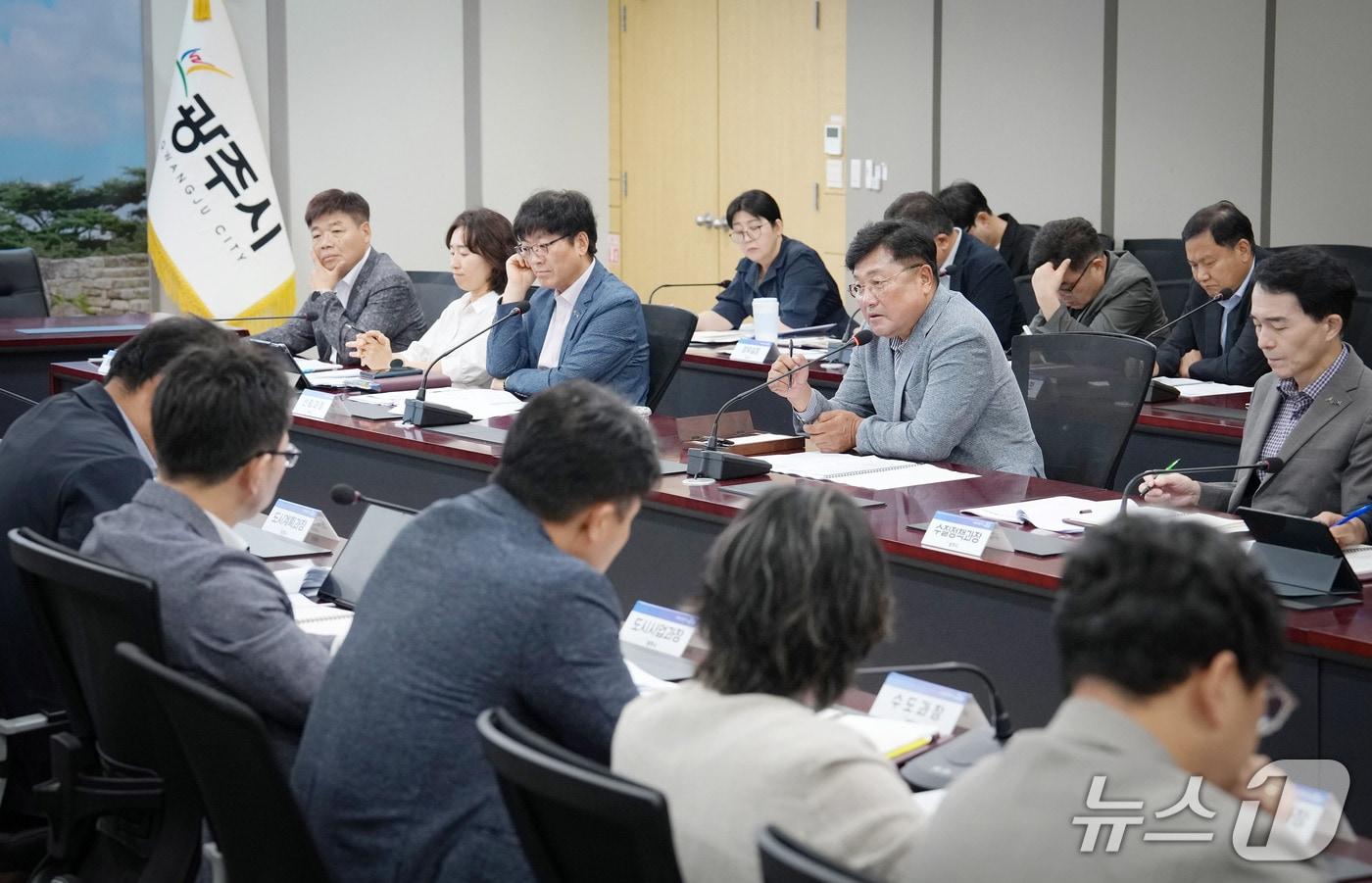 본문 이미지 - 광주시가 11일 시청 비전홀에서 개최한 ‘지역상생 직통TF’ 회의 모습.(광주시 제공)