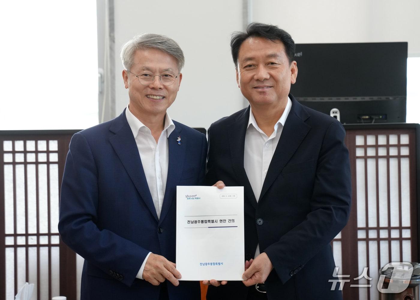 본문 이미지 - 민형배 전남광주통합특별시장이 11일 서울 국회에서 이광재 국회 예산결산특별위원장과 면담을 갖고 시 핵심 현안, 2027년도 주요사업 추진을 위한 국비 지원을 건의 및 협조를 요청하고 있다.(사진=전남광주통합특별시 제공. 재판매 및 DB 금지)