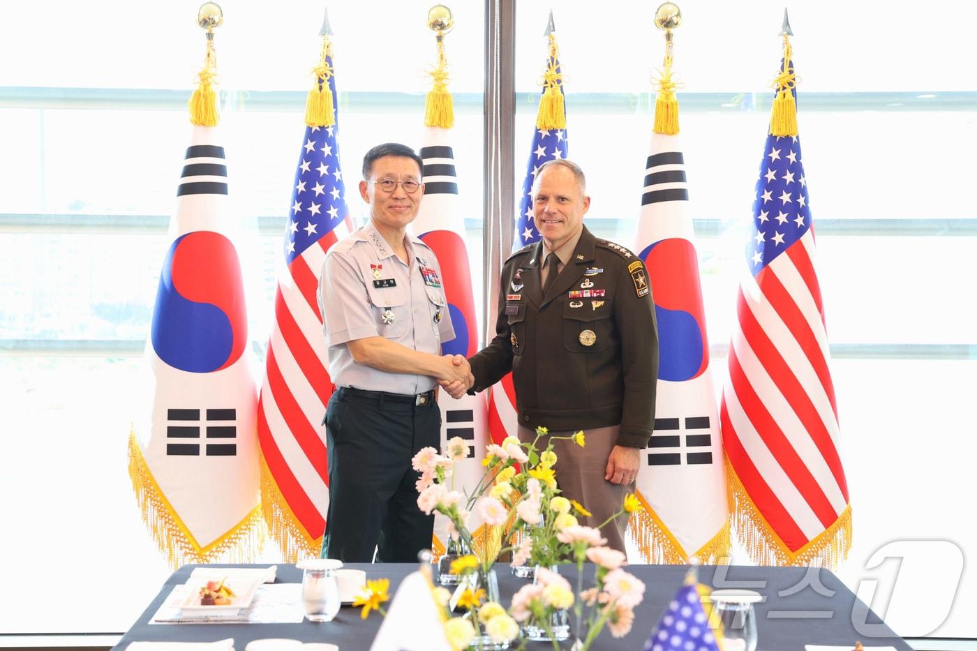 본문 이미지 - 김규하 육군참모총장과 크리스토퍼 라네브 미 육군참모총장 직무대행이 11일 서울 용산 로카우스 호텔에서 열린 대담에서 악수하며 기념사진을 촬영하고 있다. (육군 제공. 재판매 및 DB 금지) 2026.8.11 ⓒ 뉴스1