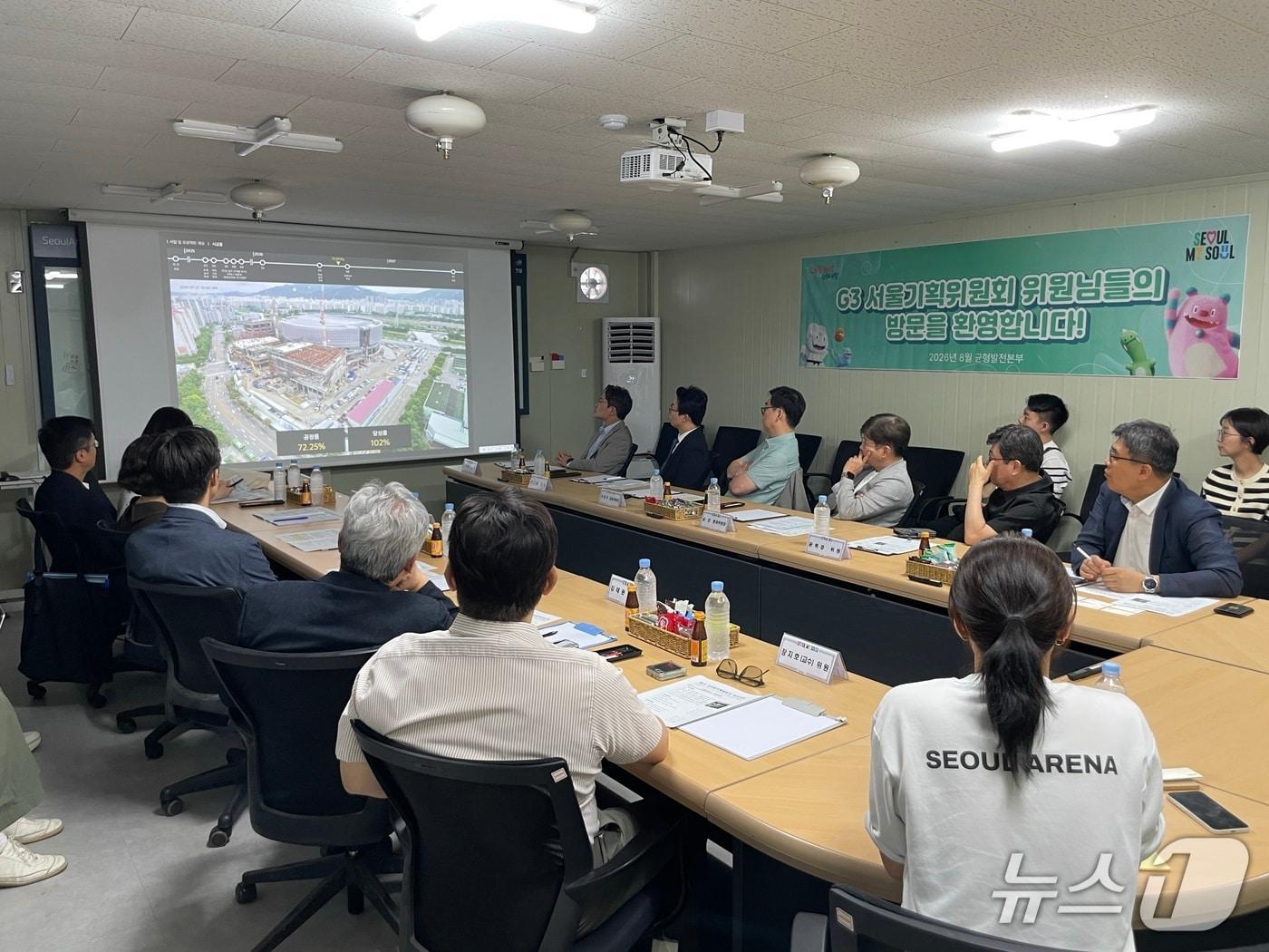 본문 이미지 - 서울시 G3 서울플랜 기획위원회가 11일 서울 도봉구 창동 서울아레나 건설 현장을 방문해 간담회를 진행하고 있다.(서울시 제공)