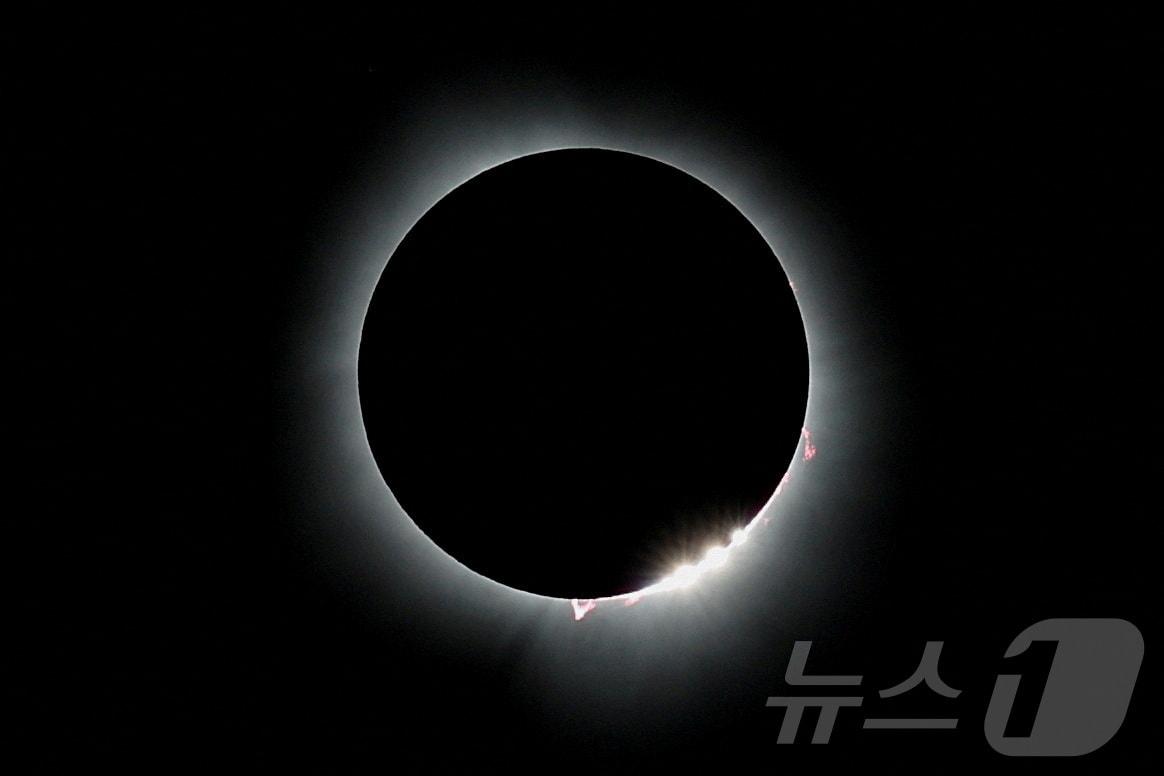 본문 이미지 - 2024년 4월 미국 일리노이주에서 관측된 개기일식. ⓒ 로이터=뉴스1