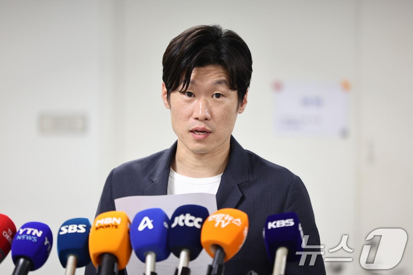 본문 이미지 - 박지성 K-축구혁신위원회 공동위원장이 11일 서울시 종로구 국립현대미술관 사무동에서 열린 K-축구 혁신위원회 6차 회의를 마친 뒤 브리핑을 하고 있다. 2026.8.11 ⓒ 뉴스1 김도우 기자