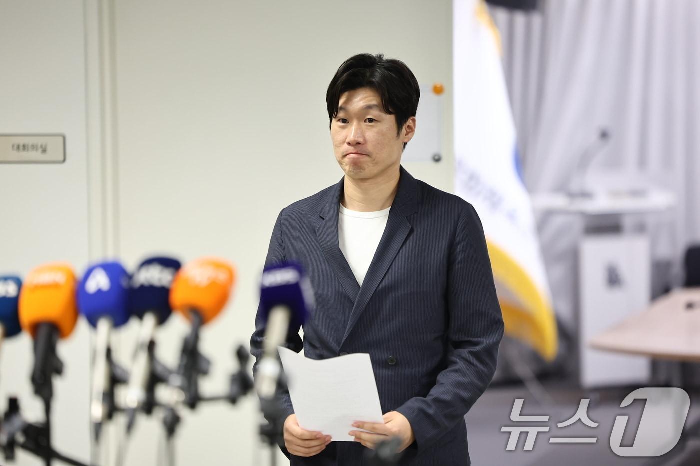 본문 이미지 - 박지성 K-축구혁신위원회 공동위원장이 11일 서울시 종로구 국립현대미술관 사무동에서 열린 K-축구 혁신위원회 6차 회의를 마친 뒤 브리핑을 하기 위해 이동하고 있다. 2026.8.11 ⓒ 뉴스1 김도우 기자