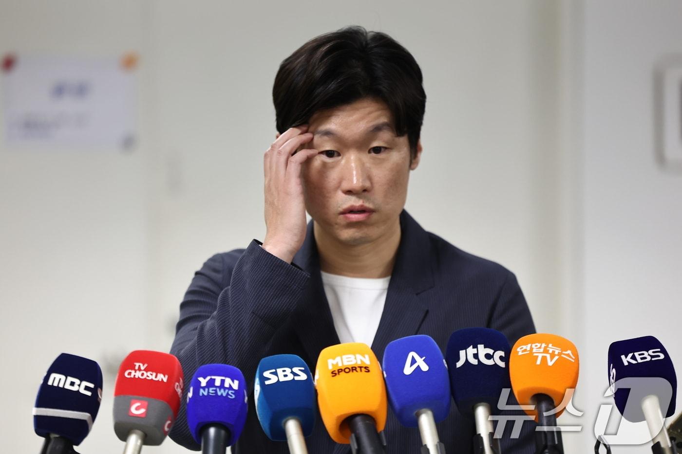 본문 이미지 - 박지성 K-축구혁신위원회 공동위원장이 11일 서울시 종로구 국립현대미술관 사무동에서 열린 K-축구 혁신위원회 6차 회의를 마친 뒤 브리핑을 하고 있다. 2026.8.11 ⓒ 뉴스1 김도우 기자