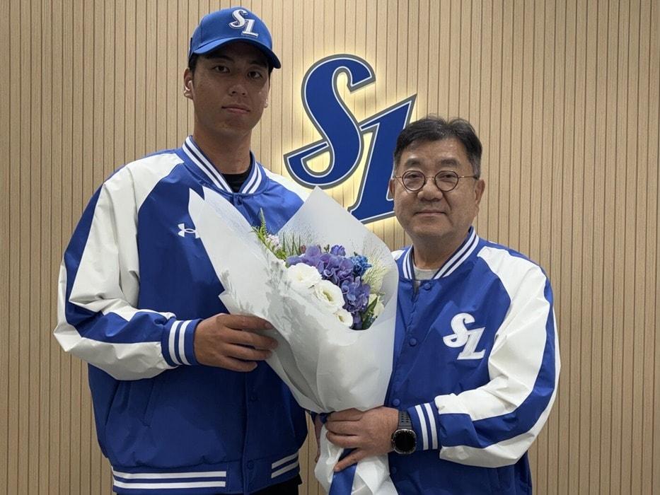 본문 이미지 - 삼성 라이온즈의 새 아시아쿼터 투수 미야모리 사토시(왼쪽). (삼성 라이온즈 제공)