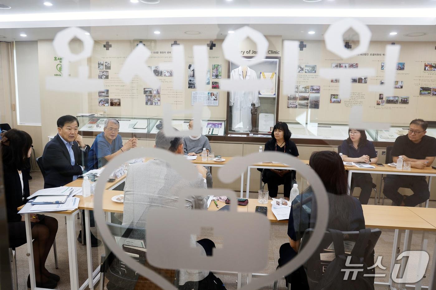 본문 이미지 - 이형훈 보건복지부 제2차관은 이날 서울 용산구 소재 요셉의원과 용산구보건소 방문건강관리 대상 독거노인 주거지를 방문해 여름철 폭염 대응 상황 등을 점검했다.(보건복지부 제공)