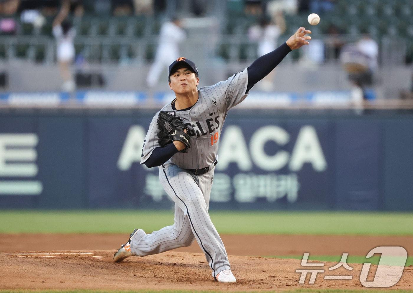 본문 이미지 - 한화 선발 투수 왕옌청이 11일 오후 서울 송파구 잠실야구장에서 열린 ‘2026 신한 SOL뱅크 KBO리그’ 두산 베어스와 한화 이글스의 경기에서 역투하고 있다. 2026.8.11 ⓒ 뉴스1 이종수 기자