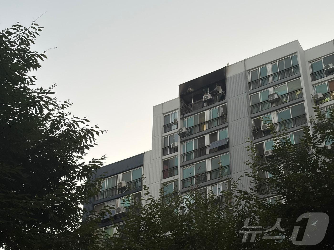본문 이미지 - 11일 오후 4시 55분쯤 서울 강서구 가양동 아파트 15층 한 세대에서 불이 나 2명이 심정지 상태로 발견됐다. 사진은 이날 오후 불이 난 아파트의 모습. 2026.8.11 ⓒ 뉴스1 안소연 기자