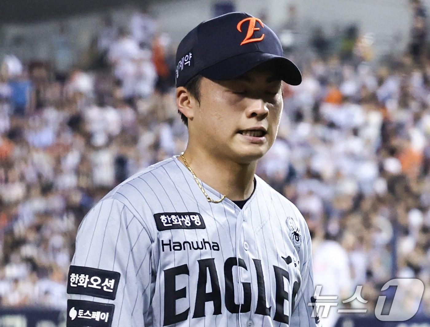본문 이미지 - 한화 선발 투수 왕옌청이 11일 오후 서울 송파구 잠실야구장에서 열린 ‘2026 신한 SOL뱅크 KBO리그’ 두산 베어스와 한화 이글스의 경기, 6회말 1사 점수를 내준 후 강판당하고 있다. 2026.8.11 ⓒ 뉴스1 이종수 기자