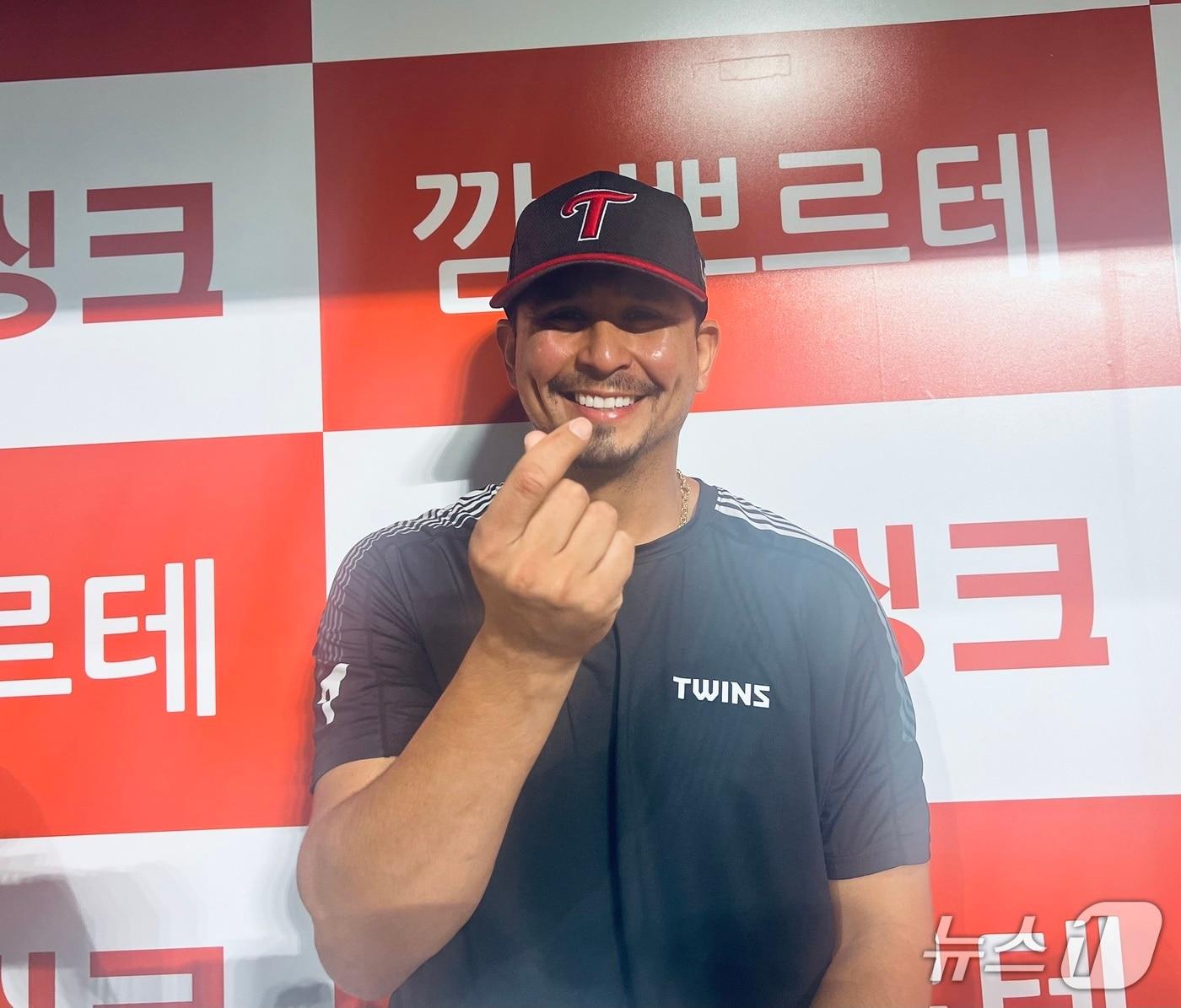 본문 이미지 - LG 트윈스 외국인 투수 카를로스 카라스코가 11일 서울 고척스카이돔에서 열린 2026 신한SOL KBO리그 키움 히어로즈전에서 6이닝 2실점으로 팀의 8-3 승리를 이끈 뒤 취재진에게 포즈를 취하고 있다. 2026.8.11 ⓒ 뉴스1 이상철 기자
