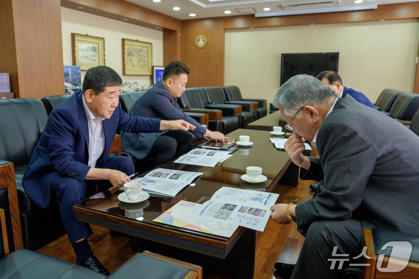 본문 이미지 - 이재영 충북 증평군수가 지난 11일 김윤배 청주대 총장을 만나 지식산업센터 관련 논의를 하고 있다.(증평군 제공. 재판매 및 DB금지)/뉴스1