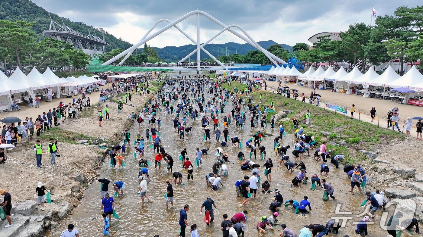본문 이미지 - 지난해 괴산고추축제 때 고추물고기를 잡아라 진행 모습.(괴산군 제공. 재판매 및 DB금지)/뉴스1
