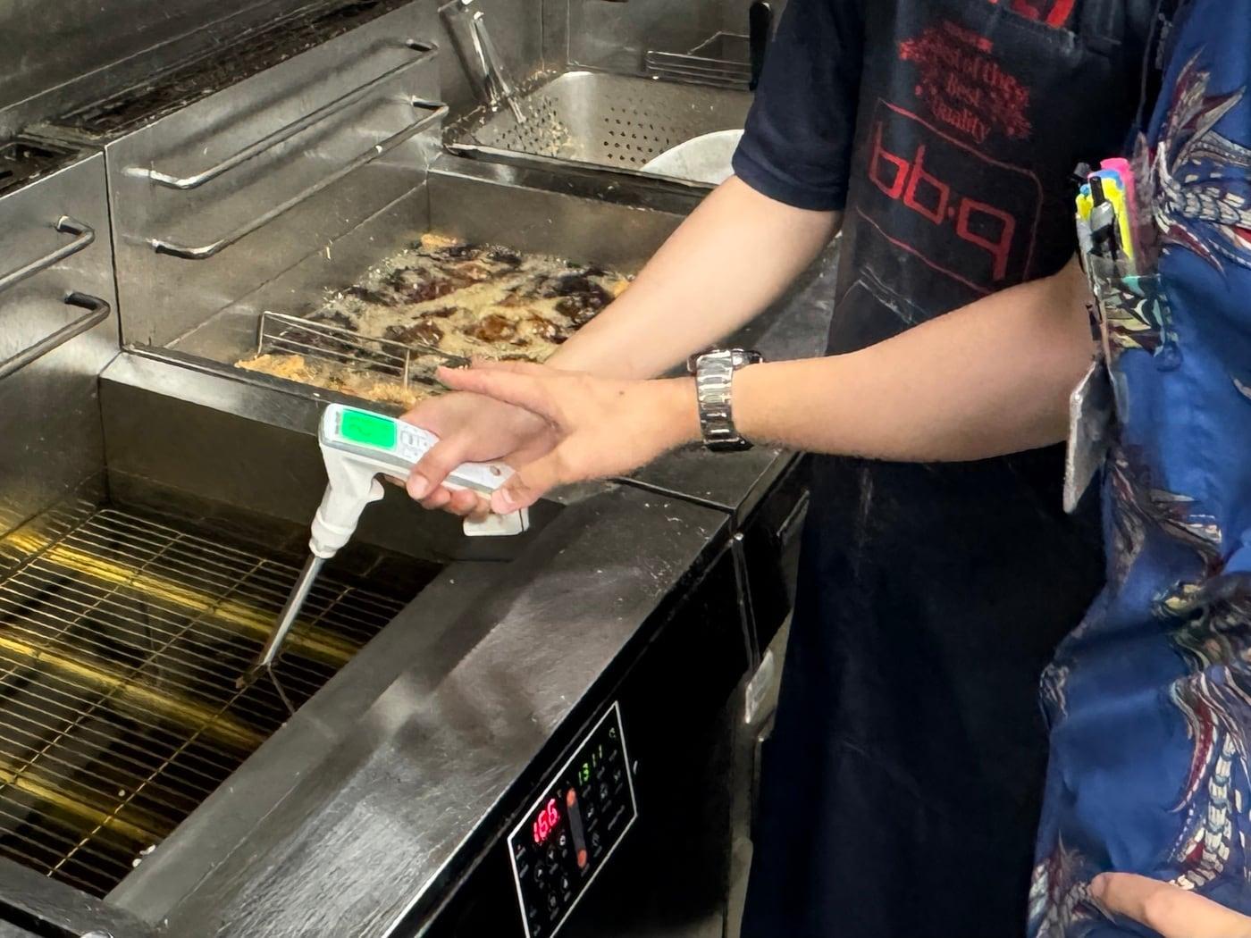 본문 이미지 -  BBQ가 전국 직영점에 디지털 튀김유 품질 측정기를 도입해 치킨의 맛과 품질에 중요한 영향을 미치는 튀김유의 현장 관리 체계를 고도화하는 등 고객 만족도를 지속적으로 높여 나갈 예정이다. 사진은 디지털 튀김유 품질 측정기의 측정 모습.(BBQ 제공)
