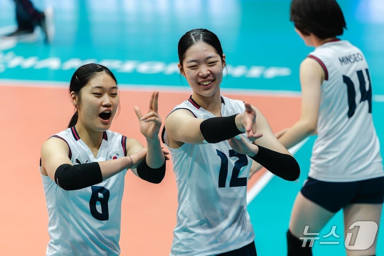 본문 이미지 - 알제리를 상대로 득점한 뒤 기뻐하는 여자배구 U17 선수단(FIVB 제공) 