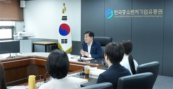 본문 이미지 - 중기부 산하 한유원이 새 대표이사 공모에 착수한다. 사진은 최근 신입 직원들과 간담회를 가진 이태식 대표이사의 모습 (한유원 제공)