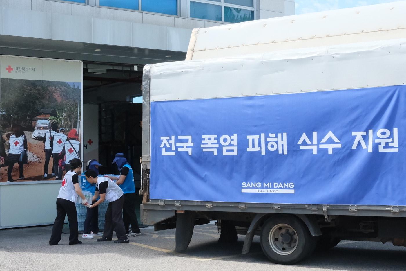 본문 이미지 -  11일 서울 양천구 대한적십자사 재난안전센터에 상미당홀딩스 해피봉사단이 폭염 피해 지역 지원을 위한 생수를 전달하고 있다.(상미당홀딩스 제공)