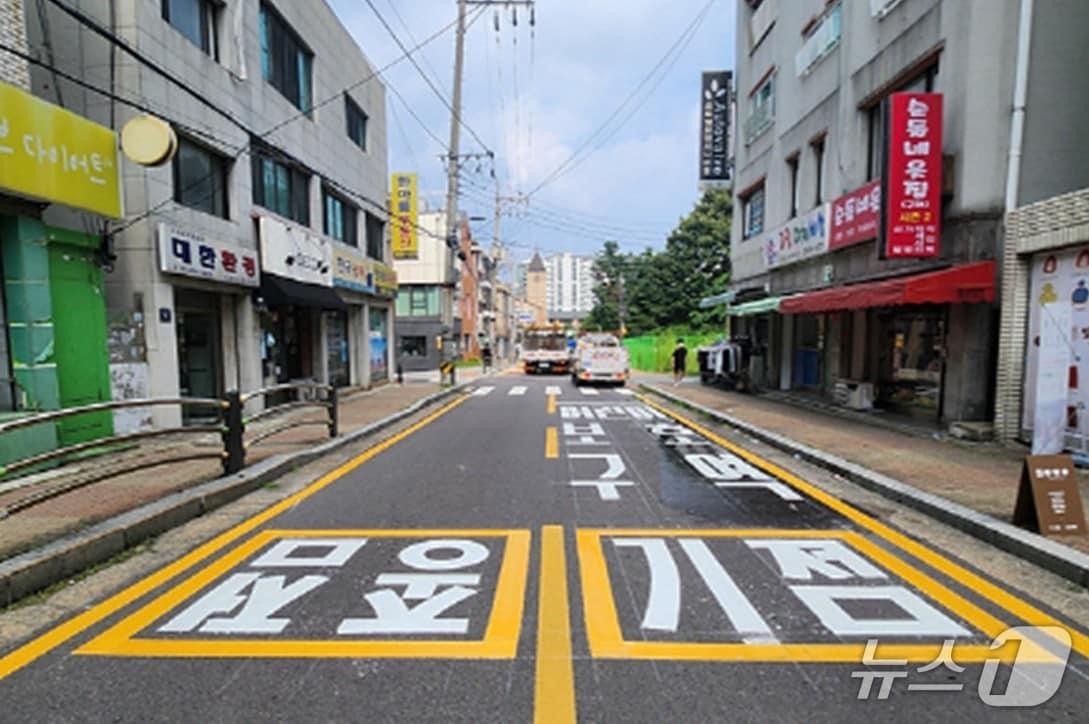 본문 이미지 - 어린이보호구역 기·종점 노면표시.(양천구 제공)